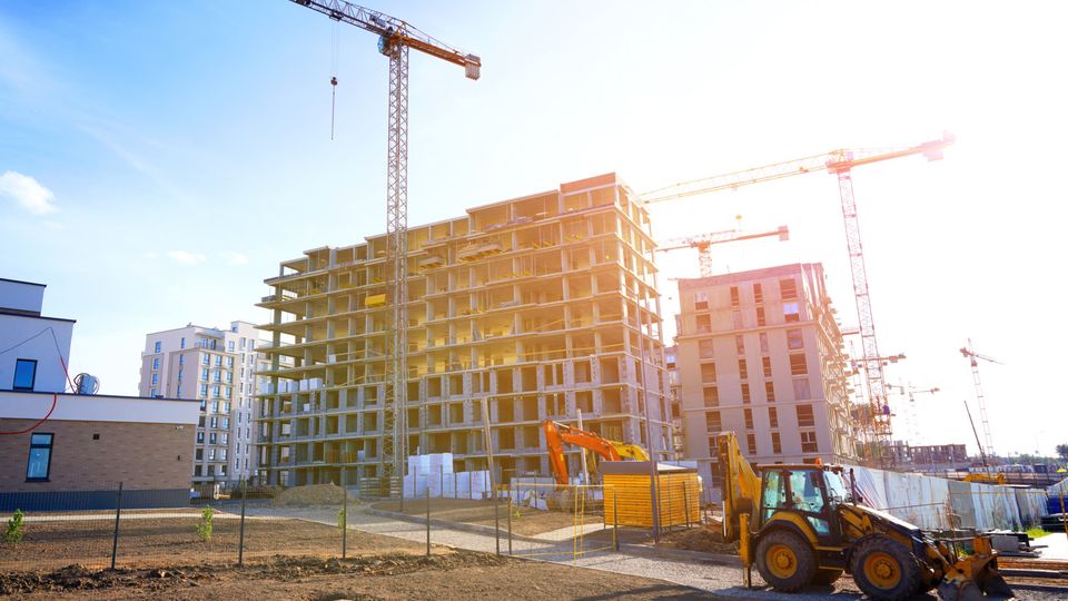 Mit der aktuellen Tariferhöhung setzen die Tarifparteien die dritte Stufe des Bau-Tarifabschlusses aus dem Jahr 2024 um.